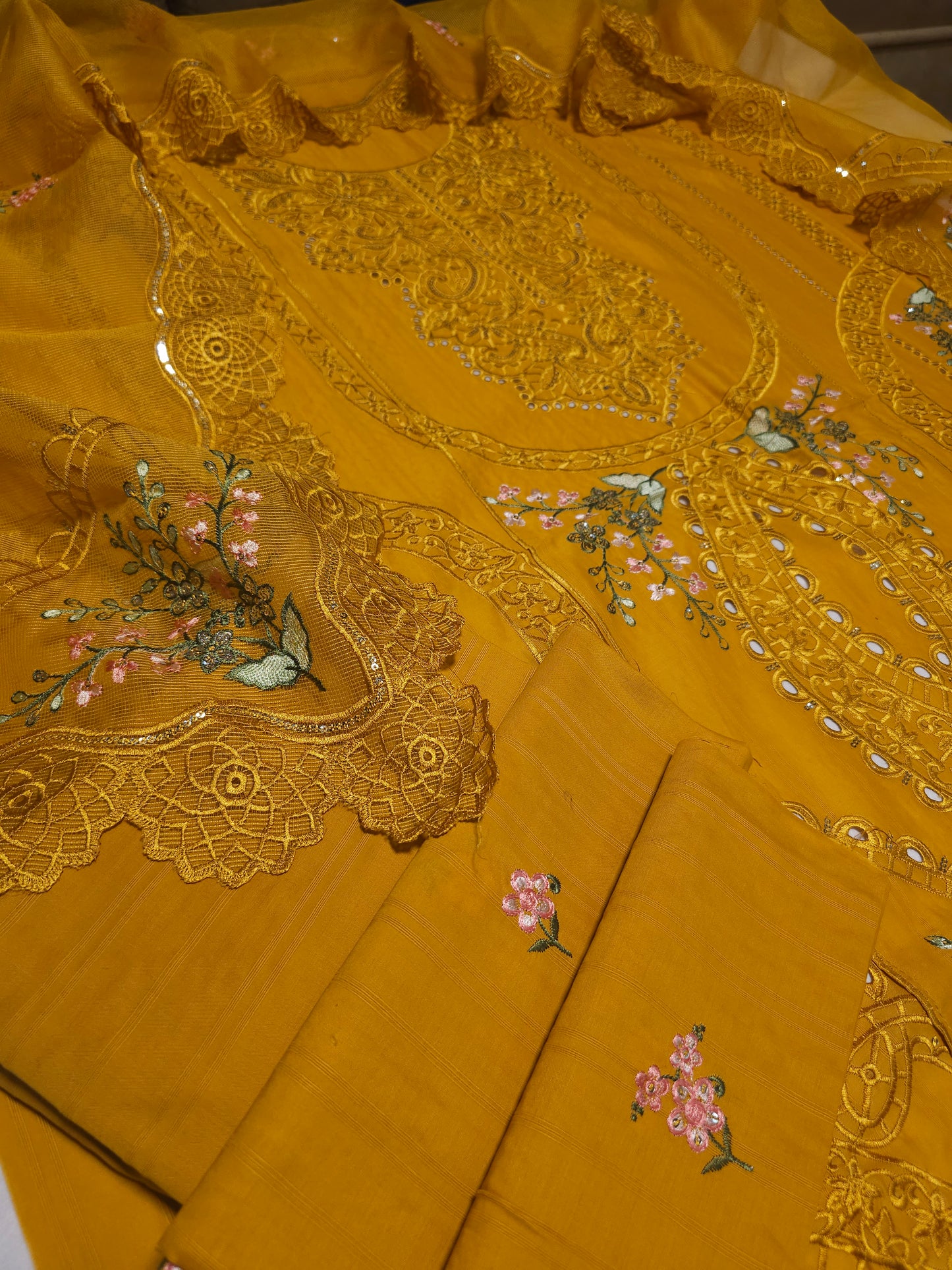 Embroidered Lawn Suit EL008