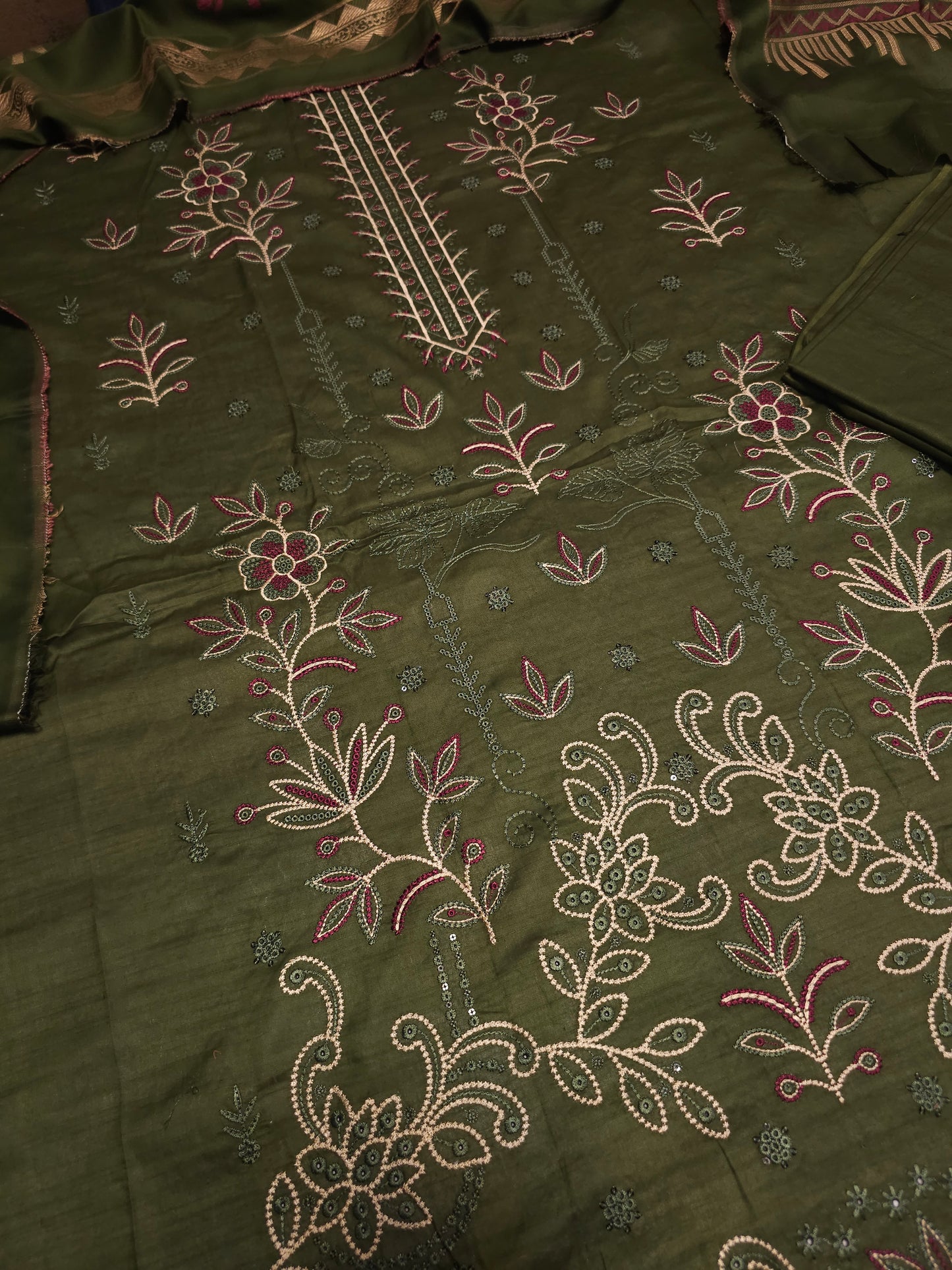 Embroidered Lawn Suit EL004