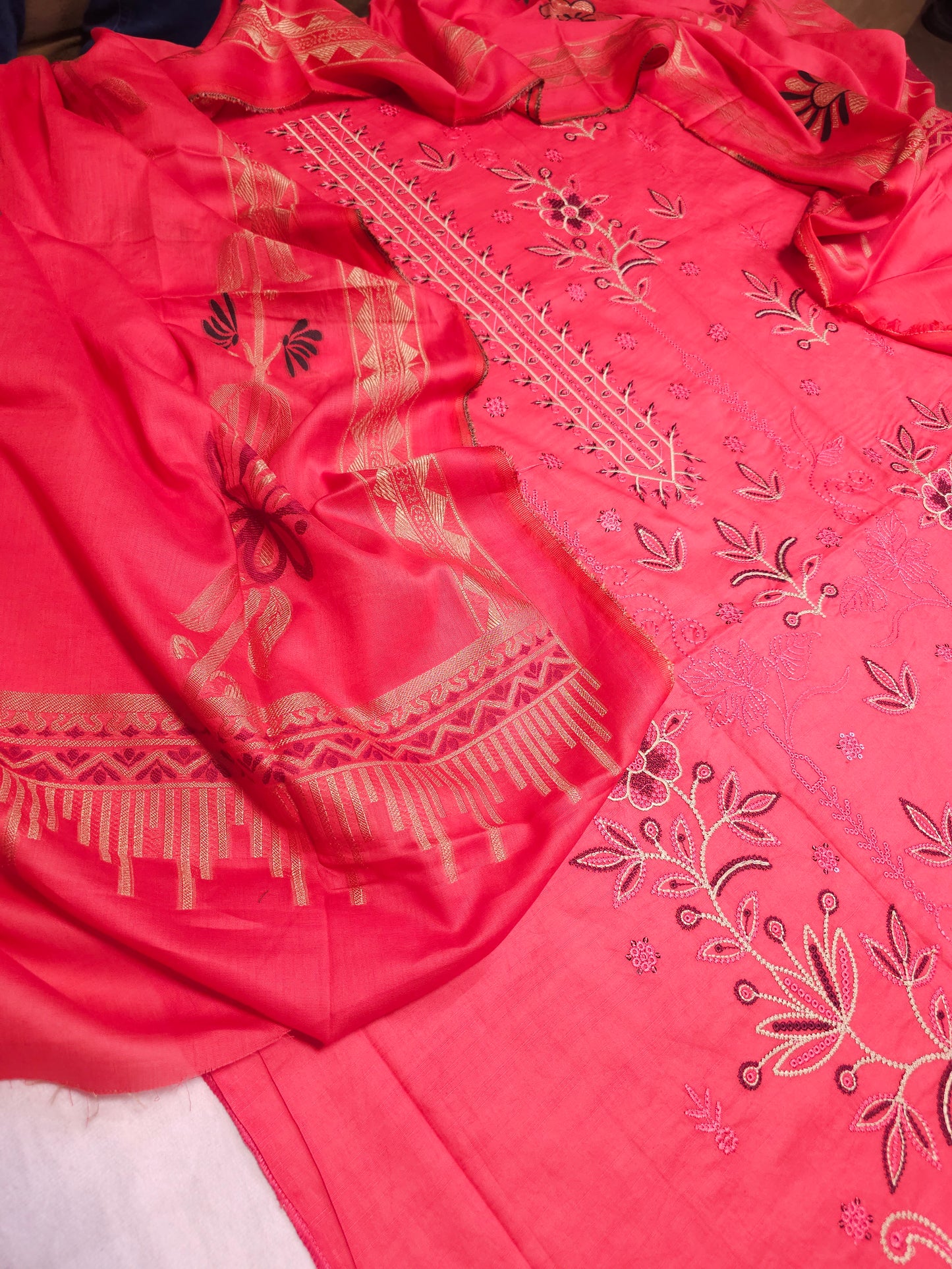 Embroidered Lawn Suit EL003
