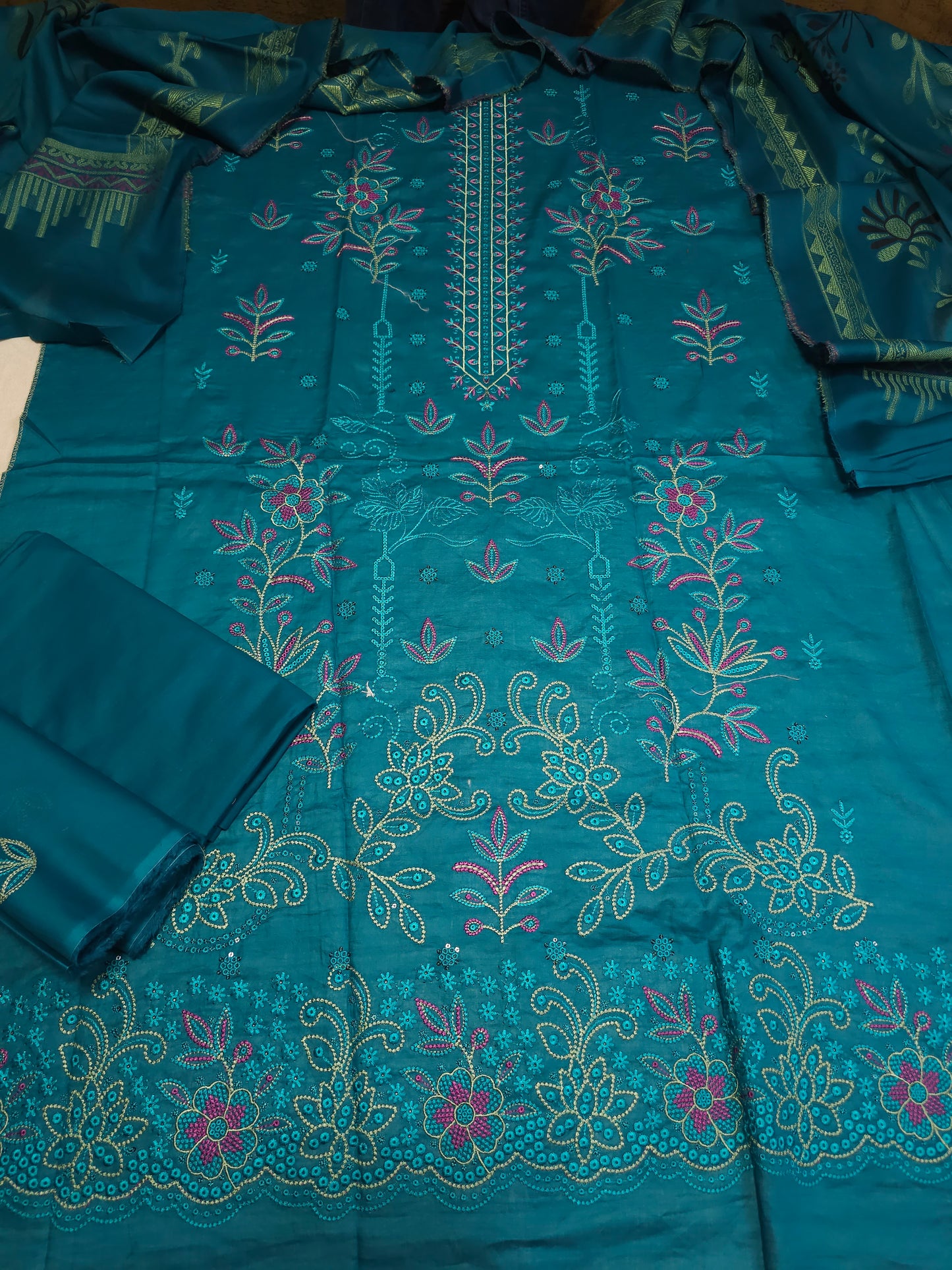 Embroidered Lawn Suit EL002