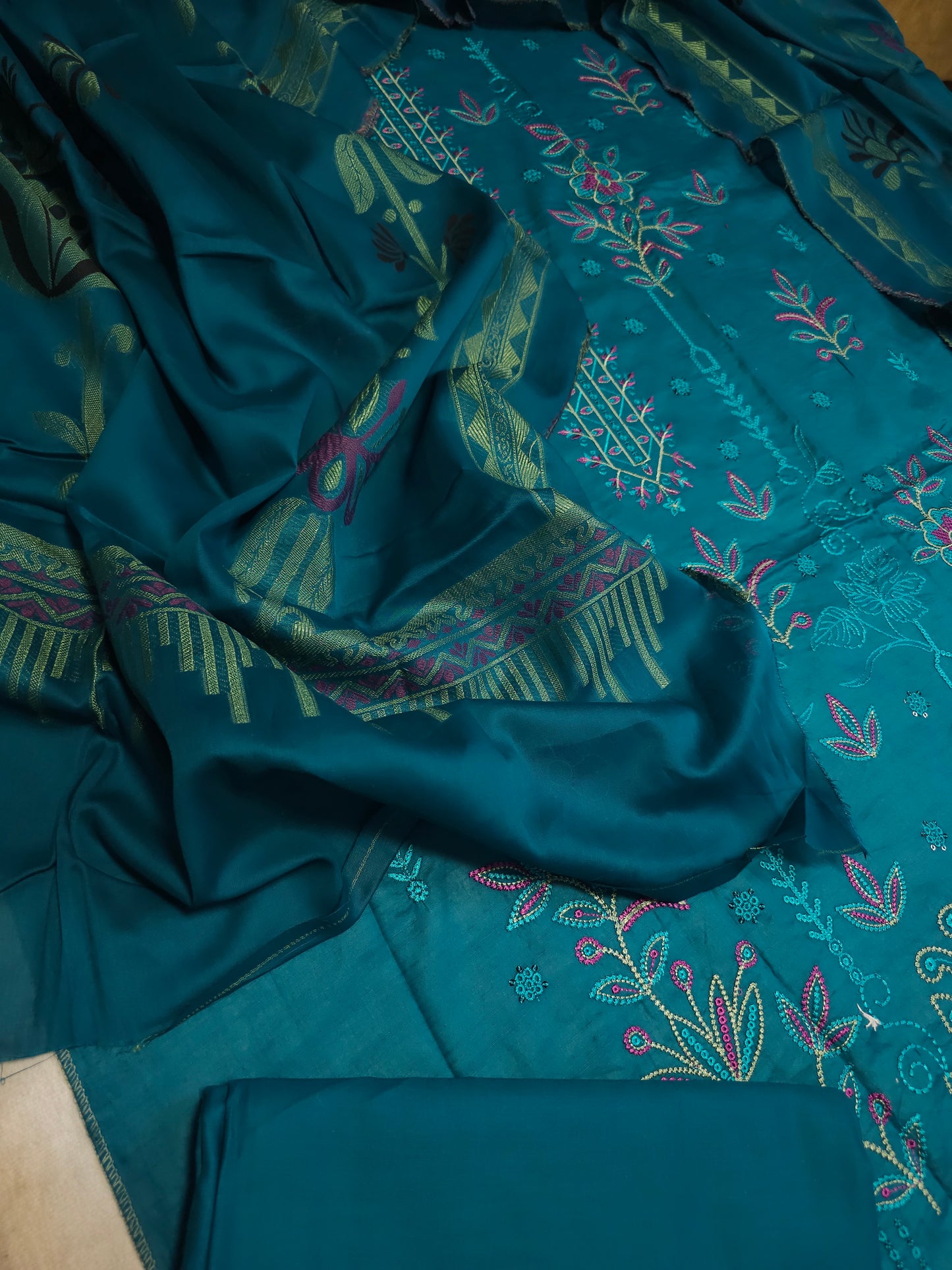 Embroidered Lawn Suit EL002