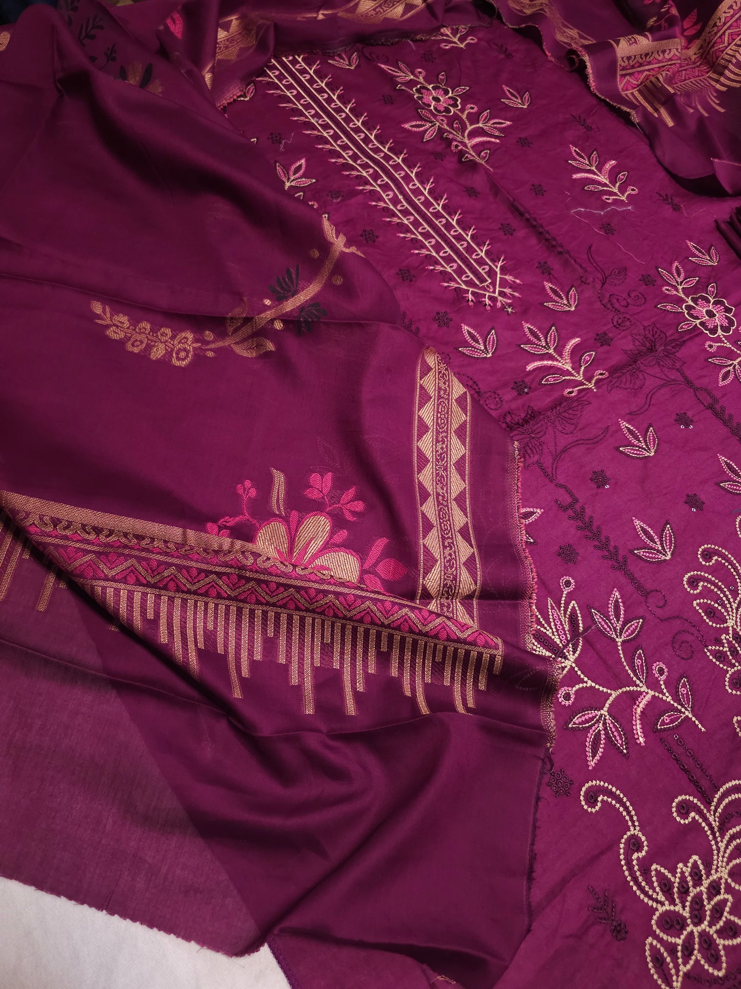 Embroidered Lawn Suit EL001
